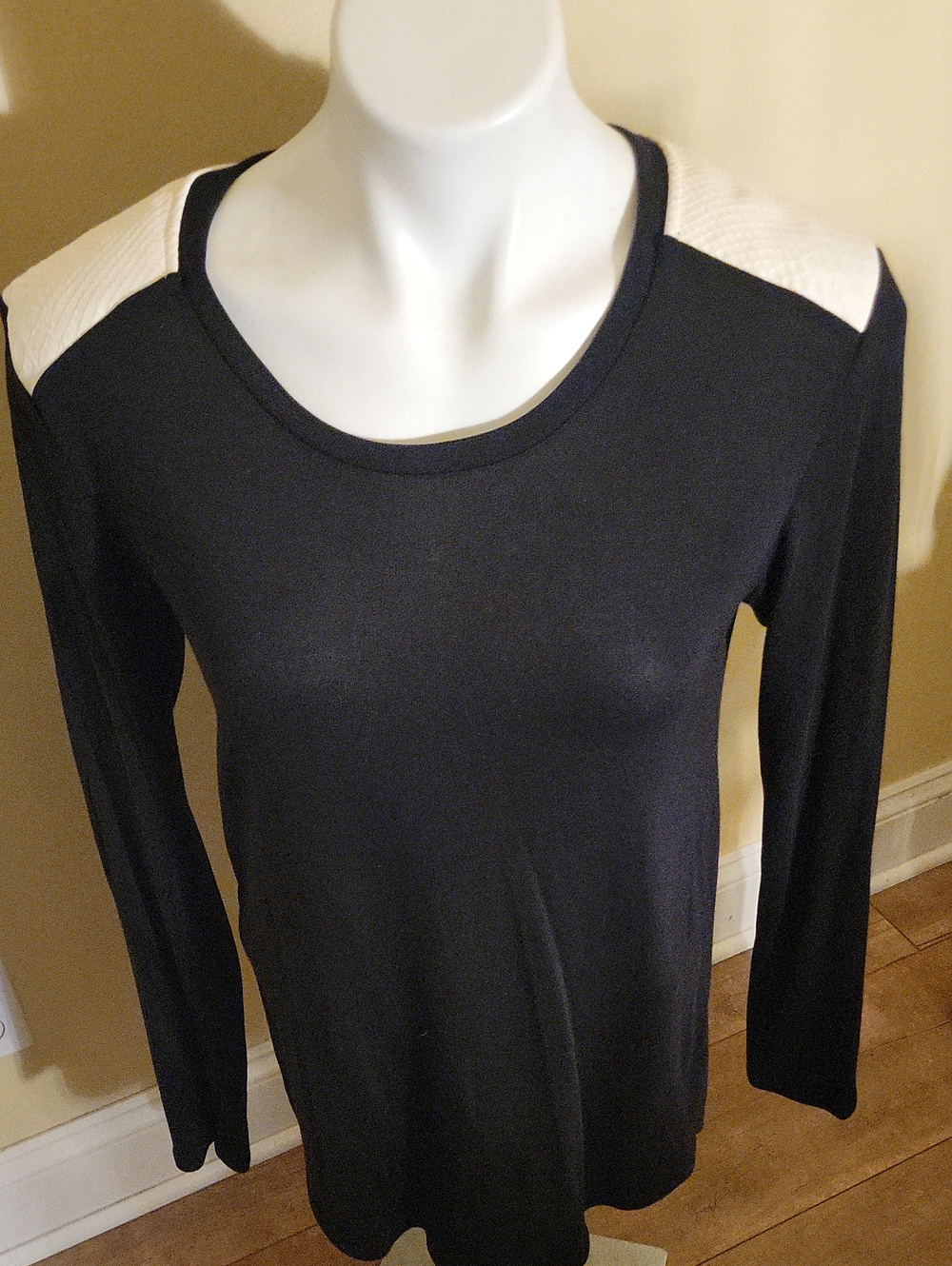 TOWNSEN Black Long-Sleeve Women's Top with Cream Shoulder Panels